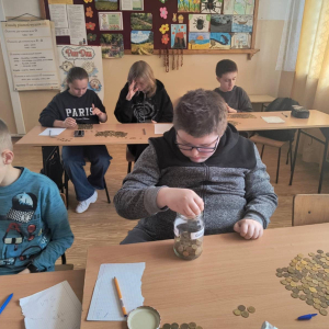 Liczymy każdy grosz! – Uczniowie dokładnie segregują i liczą monety zebrane podczas akcji.