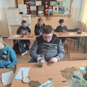 Wspólna praca przynosi efekty. – Grupy uczniów z zaangażowaniem porządkują i podliczają zebrane pieniądze.