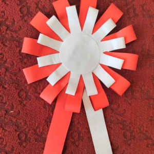 Przykład gotowego kotylionu – symbol patriotyzmu w barwach narodowych.