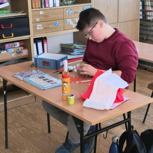 Praca w skupieniu – przygotowywanie elementów dekoracji podczas lekcji plastyki.