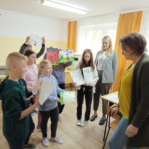 Kreatywność w bibliotece Uczniowie pokazują wykonane ilustracje literackie, a nauczycielki zachęcają do dalszego czytania.