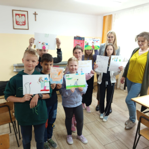 Kreatywność w bibliotece Uczniowie pokazują wykonane ilustracje literackie, a nauczycielki zachęcają do dalszego czytania.