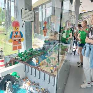 Zachwyt nad makietą z klocków LEGO® – uczniowie oglądają interaktywną wystawę przedstawiającą zagospodarowanie terenów nadrzecznych.
