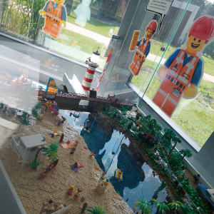 Zbliżenie na wybrzeże LEGO® – miniaturowy świat pokazujący harmonijne współistnienie przyrody i człowieka.