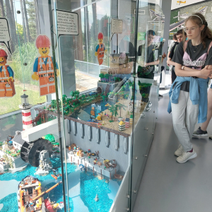 Zalew i miasteczko LEGO® – edukacyjna makieta pokazująca znaczenie zbiorników retencyjnych dla środowiska i ludzi.