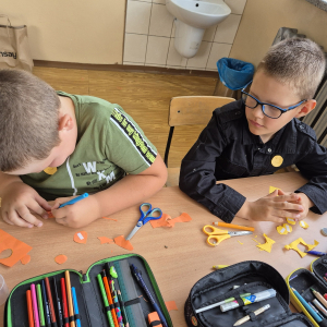 Uczniowie podczas twórczej pracy – powstają kolorowe kropki pełne znaczenia.