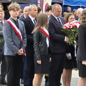 Uczestnicy obchodów, w tym delegacja naszej szkoły, w uroczystym przemarszu pod pomnik Bohaterów Września 1939.