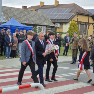 Delegacja naszej szkoły zbliża się do  pod pomnika Bohaterów Września 1939 w Dzwoli.
