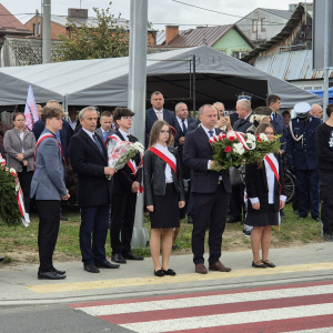 Uczestnicy obchodów, w tym delegacja naszej szkoły, w uroczystym przemarszu pod pomnik Bohaterów Września 1939.