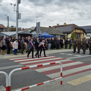Uczestnicy obchodów, w tym delegacja naszej szkoły, w uroczystym przemarszu pod pomnik Bohaterów Września 1939.