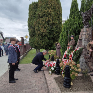 Złożenie kwiatów pod pomnikiem Bohaterów Września 1939 w Dzwoli.