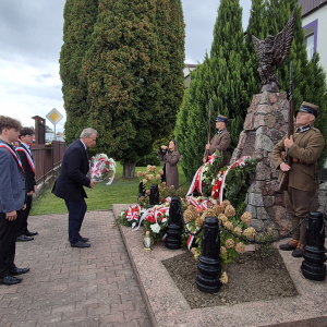 Złożenie kwiatów pod pomnikiem Bohaterów Września 1939 w Dzwoli.