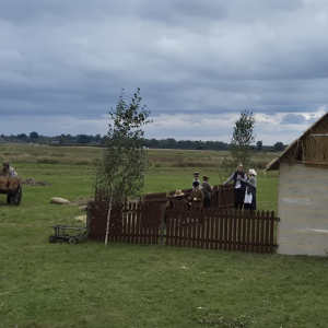 Scena życia wiejskiego w czasie rekonstrukcji historycznej.