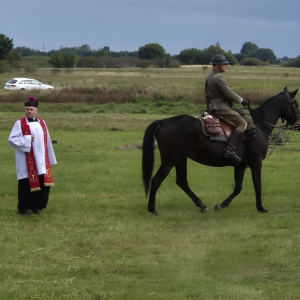 W widowisku historycznym wzięli udział rekonstruktorzy odtwarzający różne formacje, w tym polską kawalerię, tabor konny oraz postać księdza proboszcza.