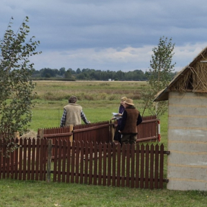 W widowisku historycznym wzięli udział rekonstruktorzy odtwarzający różne formacje, w tym polską kawalerię, tabor konny oraz księdza proboszcza..