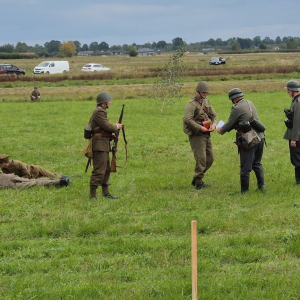 Rekonstruktorzy w mundurach wojsk polskich i niemieckich odtworzyli sceny z pola bitwy z września 1939 roku.