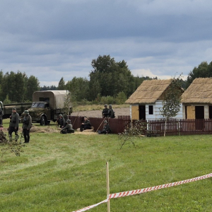 Rekonstruktorzy w mundurach wojsk polskich i niemieckich odtworzyli sceny z pola bitwy z września 1939 roku.