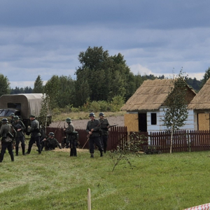 Rekonstruktorzy w mundurach wojsk polskich i niemieckich odtworzyli sceny z pola bitwy z września 1939 roku.