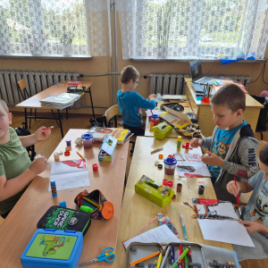 Radość z tworzenia i wspólnego przygotowania prezentów na Dzień Edukacji Narodowej.