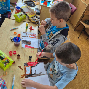 Radość z tworzenia i wspólnego przygotowania prezentów na Dzień Edukacji Narodowej.