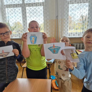 Kolorowe rysunki zniczy i płomieni. każdy znicz inny, ale wszystkie pełne serca.