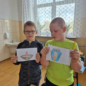 Uczniowie  z dumą prezentują swoje papierowe znicze – symbole pamięci o bliskich, którzy odeszli.