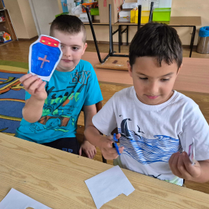 Uczniowie klasy I z dumą prezentują swoje papierowe znicze – symbole pamięci o bliskich, którzy odeszli.