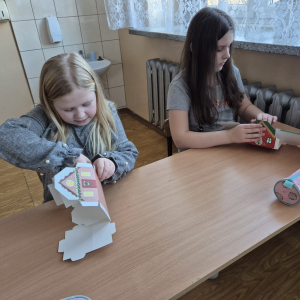 Zajęcia warsztatowe w grupie – wspólne tworzenie świątecznych dekoracji w spokojnej, twórczej atmosferze.