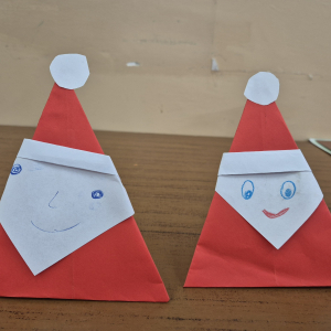 Mikołaje wykonane przez pierwszoklasistów.