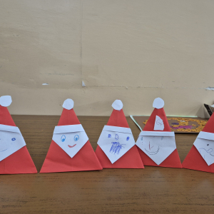Świąteczne Mikołaje wykonane przez uczniów – każda praca jest inna, tak jak różne mogą być dobre słowa i gesty życzliwości.
