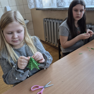 Nauka przez działanie – samodzielne składanie elementów papierowych konstrukcji.