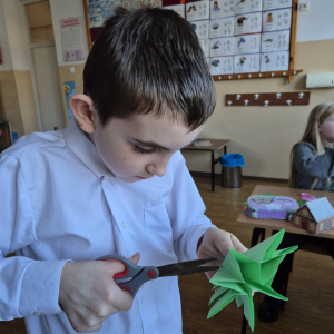 Nauka przez działanie – samodzielne składanie elementów papierowych konstrukcji.