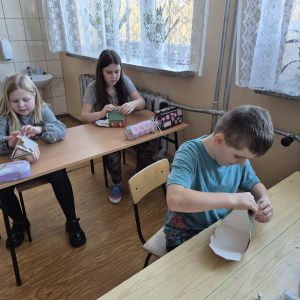 Zajęcia warsztatowe w grupie – wspólne tworzenie świątecznych dekoracji w spokojnej, twórczej atmosferze.