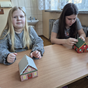 Nauka przez działanie – samodzielne składanie elementów papierowych konstrukcji.