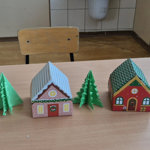 Świąteczna makieta – domki i choinki wykonane przez uczniów kl. III podczas warsztatów.