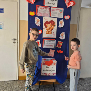 Pierwszoklasiści  przy poczcie walentynkowej.