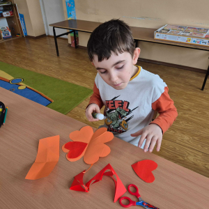 Uczeń klasy III na walentynkowych warsztatach z pedagogiem specjalnym.
