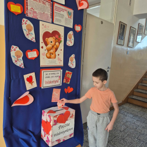 Pierwszoklasista przy poczcie walentynkowej.