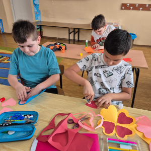 Uczniowie klasy III na walentynkowych warsztatach z pedagogiem specjalnym.