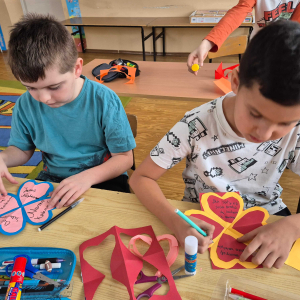 Uczniowie klasy III na walentynkowych warsztatach z pedagogiem specjalnym.