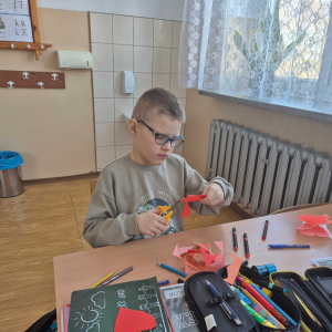 Pierwszoklasista podczas zajęć walentynkowych.