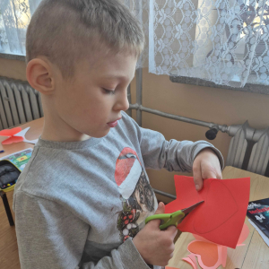 Pierwszoklasista podczas zajęć walentynkowych.