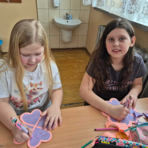 Uczennice klasy III na walentynkowych warsztatach z pedagogiem specjalnym.