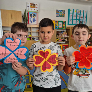 Uczniowie klasy III na walentynkowych warsztatach z pedagogiem specjalnym.
