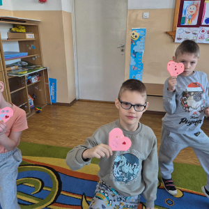 Pierwszoklasiści  podczas zajęć walentynkowych.