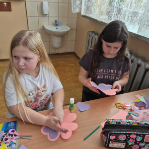 Uczennice klasy III na walentynkowych warsztatach z pedagogiem specjalnym.