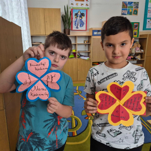 Uczniowie klasy III na walentynkowych warsztatach z pedagogiem specjalnym.