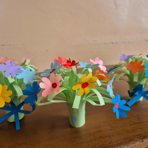 Wiosenne bukiety wykonane przez uczniów klas I i III