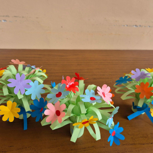 Wiosenne bukiety wykonane przez uczniów klas I i III