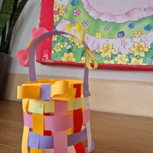 Koszyczek pierwszoklasisty wykonany podczas warsztatów.